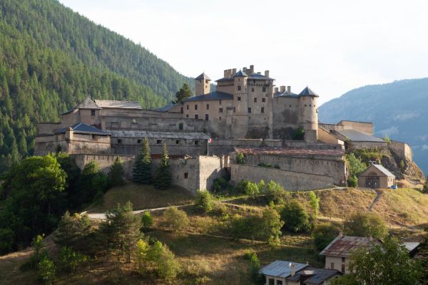 Discover Unforgettable UK Escapes: Guided Tours of Enchanting Medieval Castles